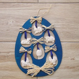 Veronika dřevěné vejce modré s keramickými ozdobami 37 x 31 cm