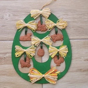 Veronika dřevěné vejce zelené s keramickými ozdobami 37 x 31 cm