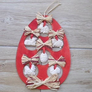 Veronika dřevěné vejce červené s keramickými ozdobami 37 x 31 cm